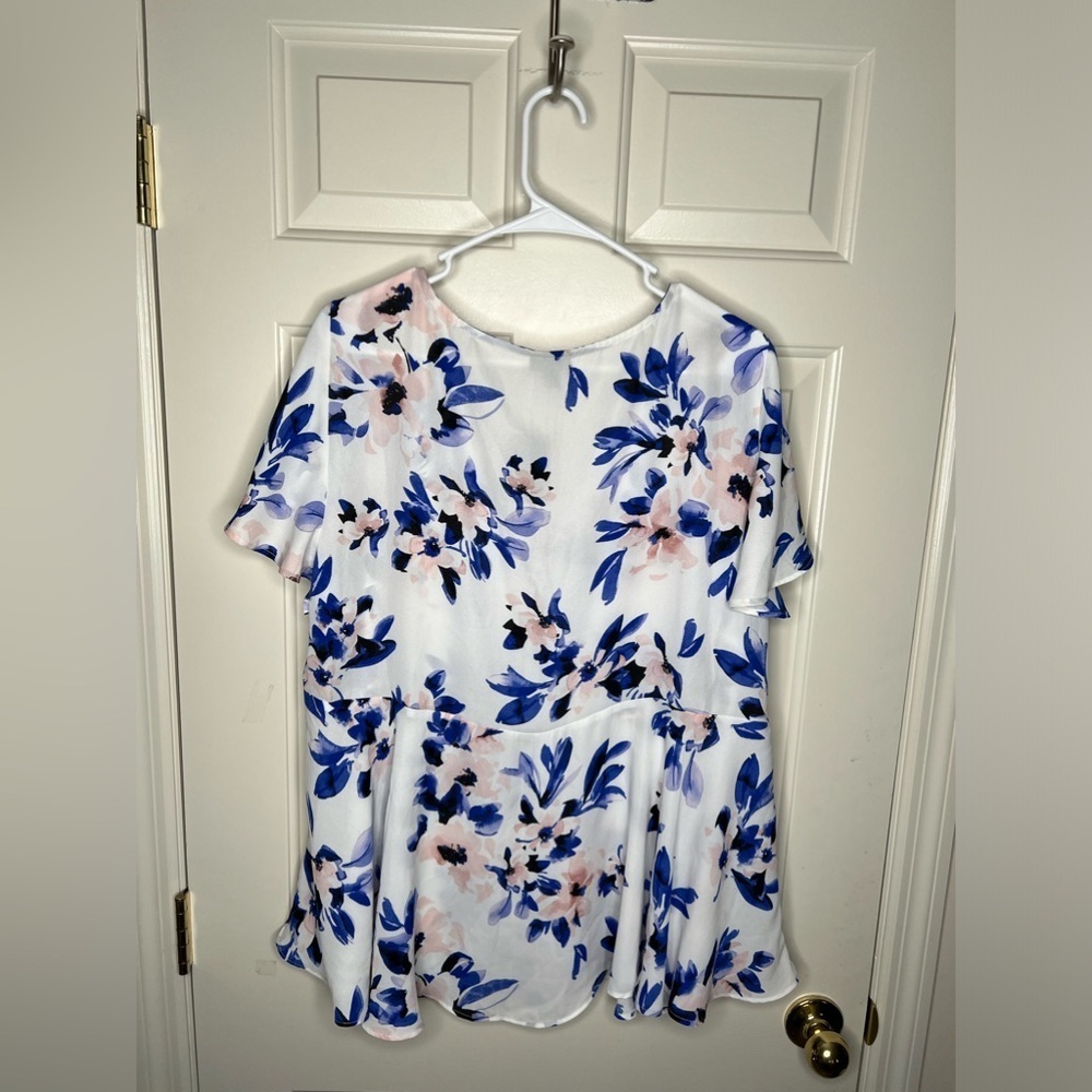 Torrid Ivory & Blue Floral Peplum Blouse flutter sleeves Size 2 2X 18-20 NWT - Picture 8 of 9